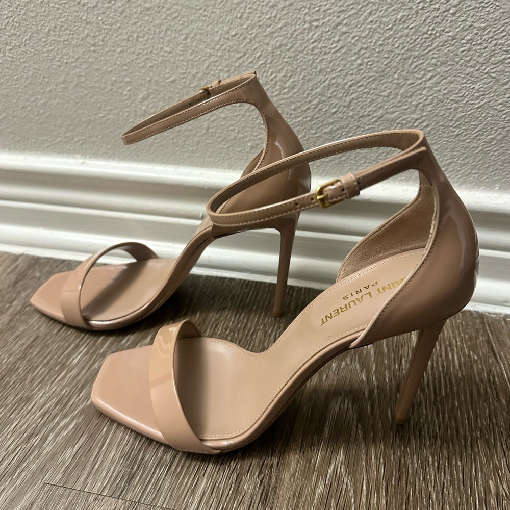 YSL AMBER SANDALS IN PATENT LEATHER
Nude